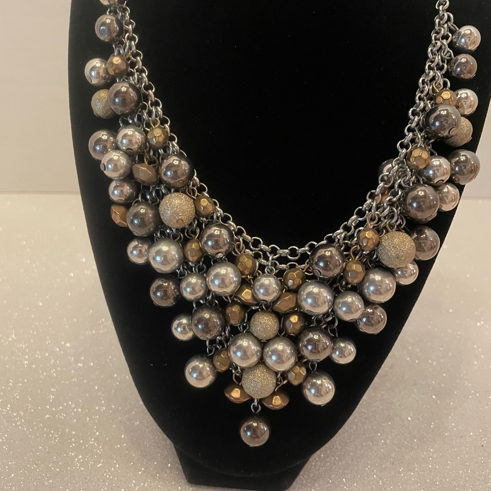Women’s chunky beaded style necklace.